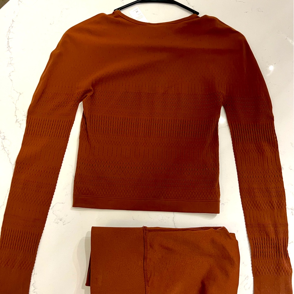Fabletics size M long sleeve sculptural workout knit top